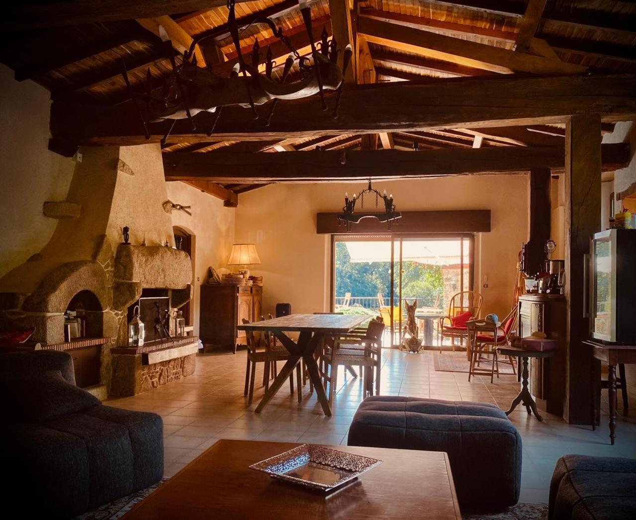 Le Moulin Du Guy, Proche Du Puy Dufou Bed & Breakfast Chanverrie ภายนอก รูปภาพ